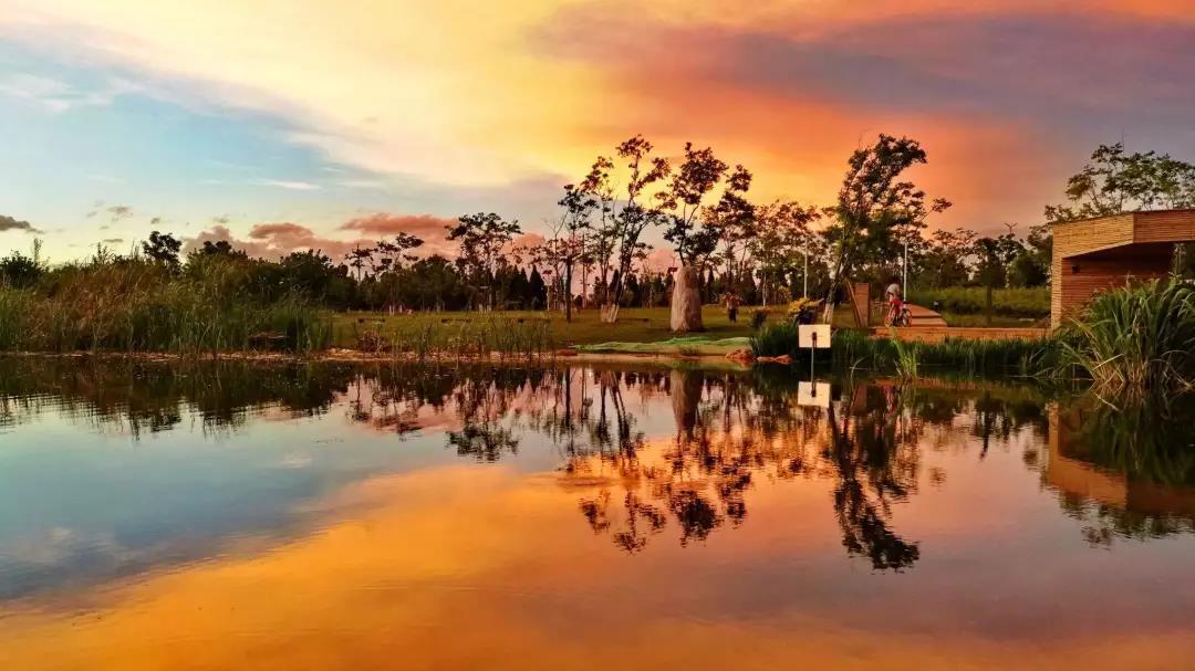 騎行去環(huán)滇池，仿佛就是一次修行， 環(huán)湖一圈昆明， 湖光山色、古鎮(zhèn)、濕地， 各色美景盡收眼里， 這樣不乏情調(diào)又有挑戰(zhàn)的體驗， 建議你一定要嘗試一次！