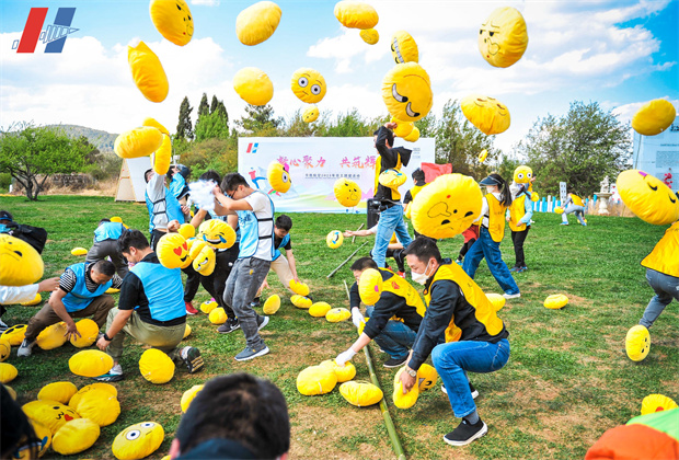 昆明團結(jié)鄉(xiāng)名花谷團建活動案例----枕頭大戰(zhàn) 昆明團結(jié)鄉(xiāng)名花谷團建活動案例----枕頭大戰(zhàn)
